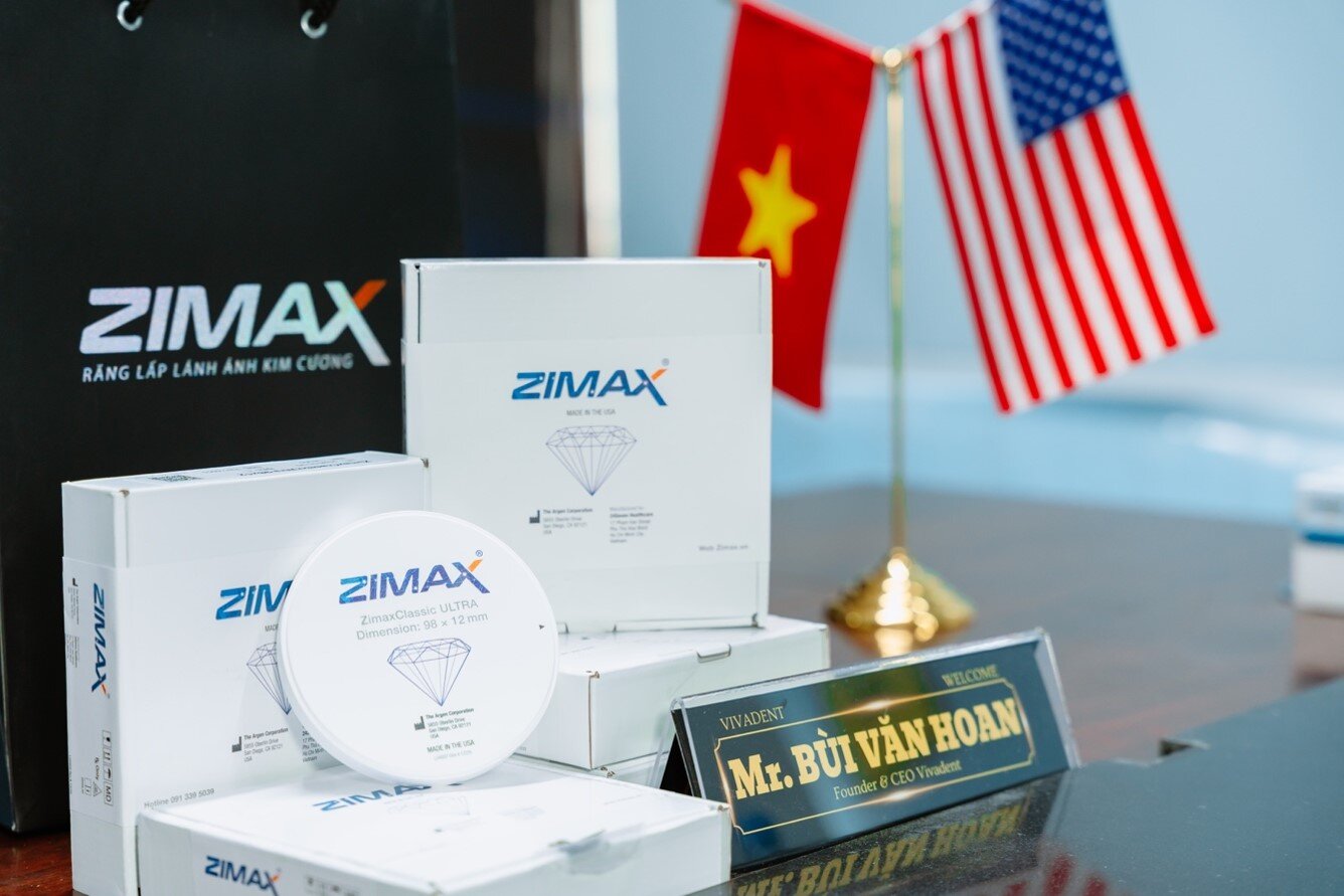 Kỹ thuật viên tại Viva Dental Lab hoàn thiện chi tiết răng sứ Zimax bằng tay